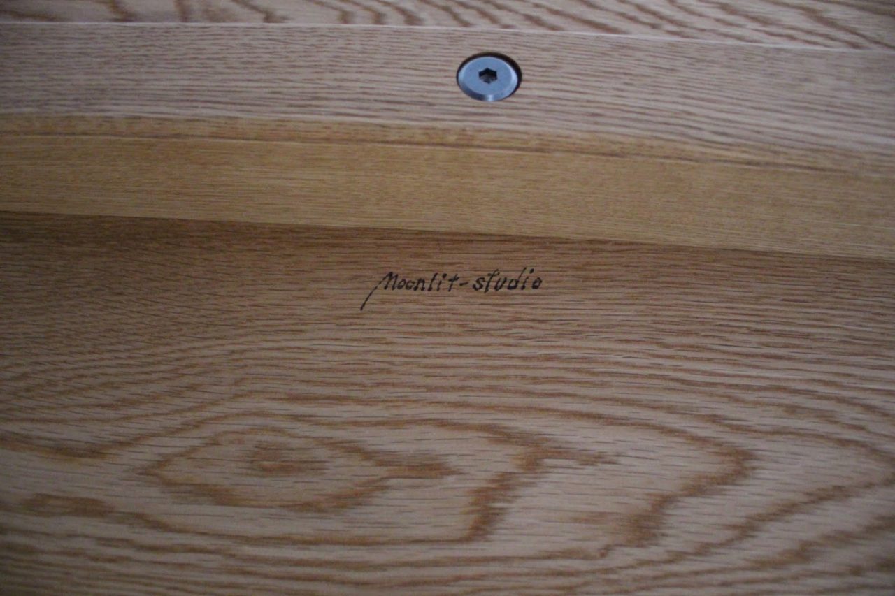 オーダー家具-ダイニングテーブル裏面のmoonlit-studioのサイン