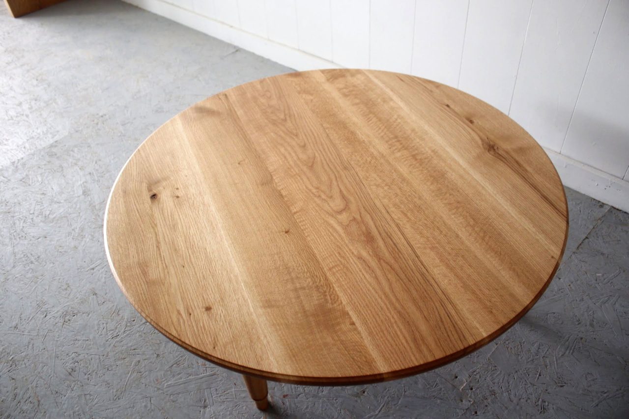 オーダー頂きましたラウンドテーブルです。

今回はやや大きめの直径1100㎜、材料は道産ナラ材にて製作しました。