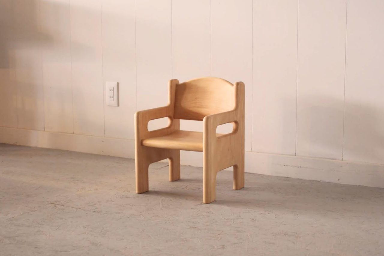 オーダー頂きました子供用椅子になります。

設計士でもあるお客様のお子様に向け、デザイン、設計はお客様の案です！

２才くらいになるお子様のかわいいらしい椅子となりました。